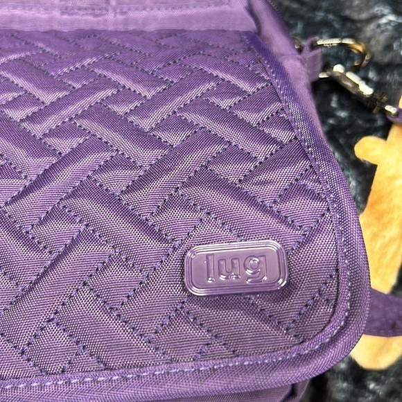 Travel bag . Used once . 3 zipper pocket’s. 2 magnetic closures . Crossbody . - Picture 4 of 8